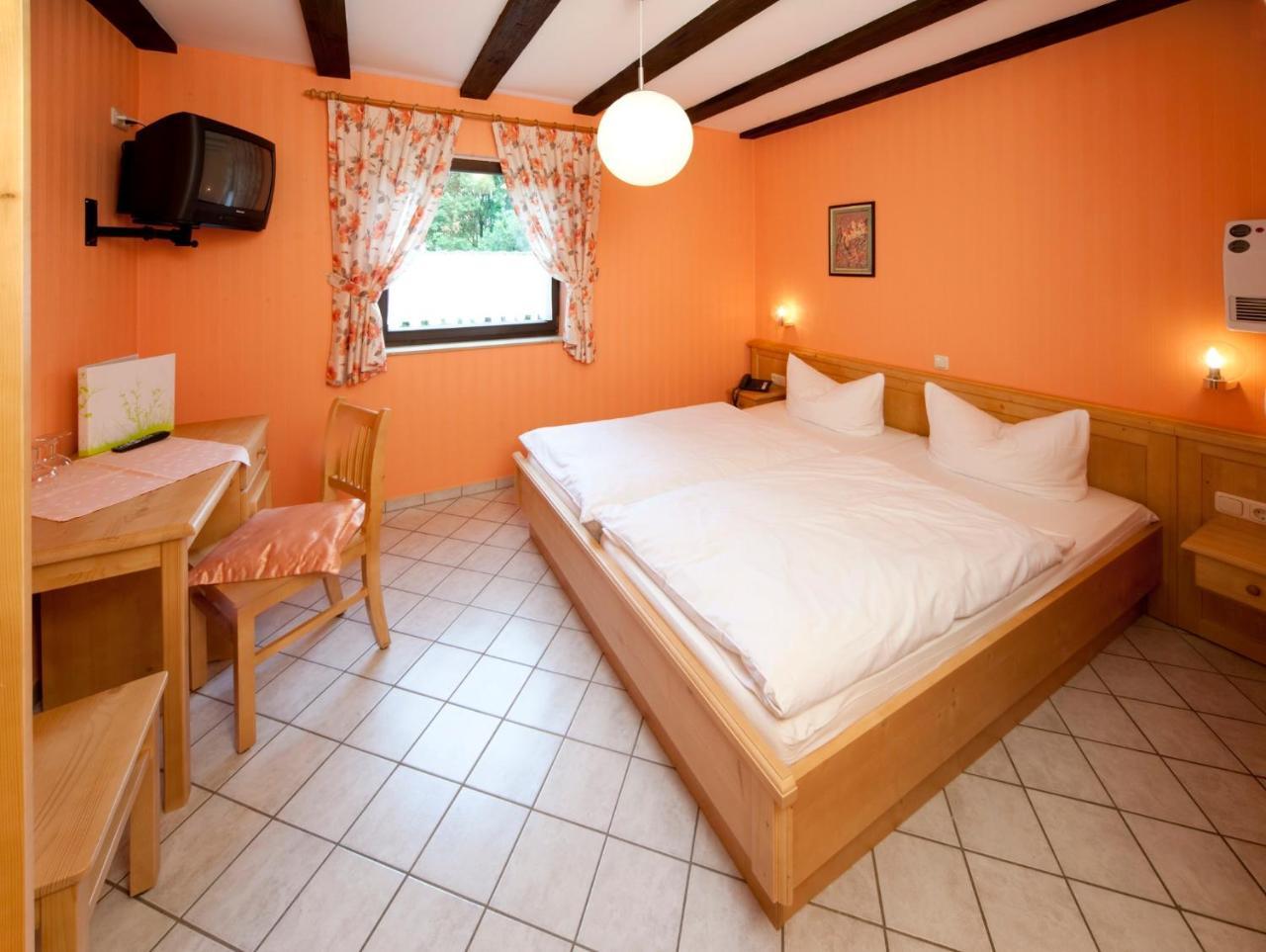 Gasthaus Zur Wolfsschlucht Hotel Sugenheim Esterno foto